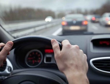 Η Ελληνίδα τραγουδίστρια που οδηγά στα 80 της (φωτο)